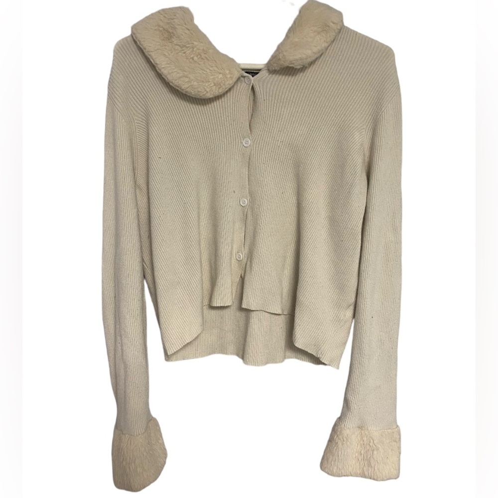 white crop top with fluffy collar and sleeves. size large-xl 🤍